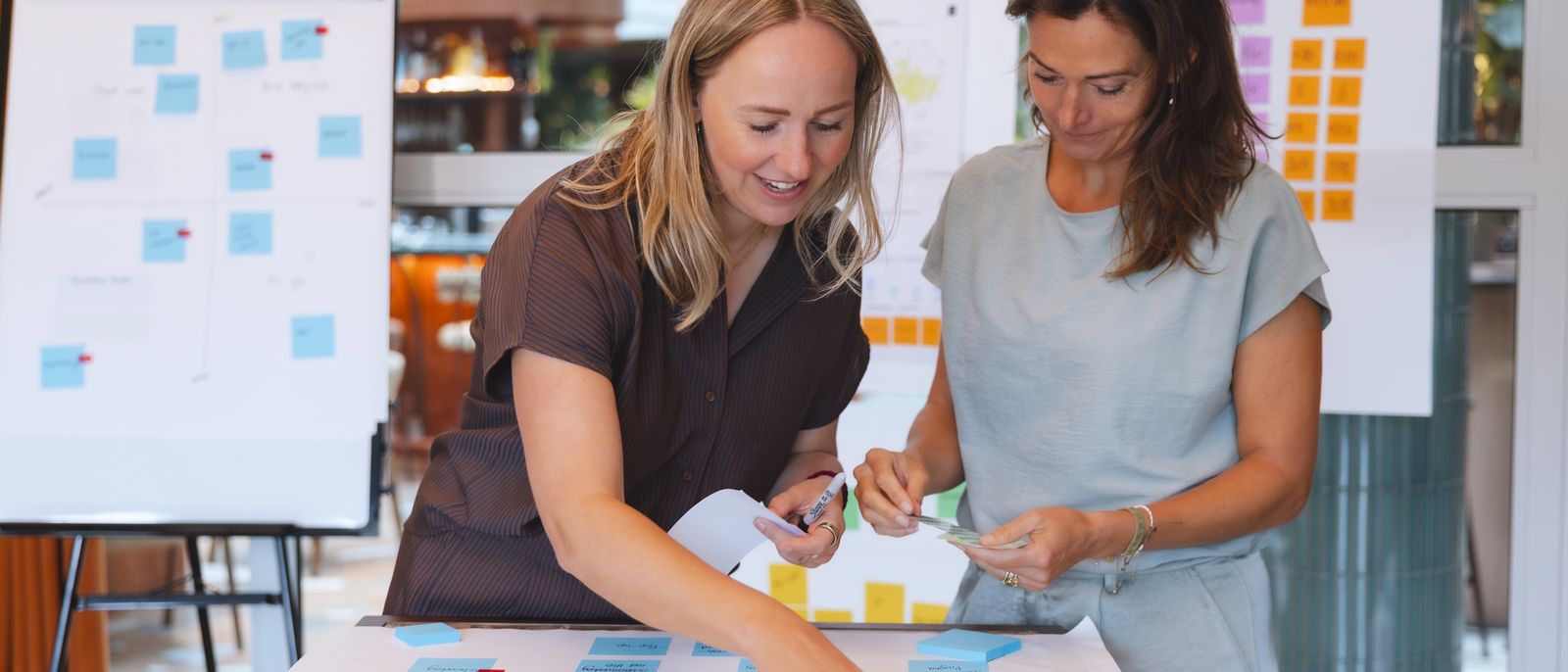 Laura en een ondernemer werken samen aan de roadmap